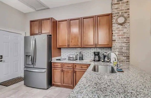 Midtown House | Banana Cottage: Hot Tub & Sun Deck