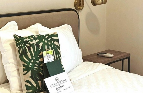 Orlovista House | Banana Leaf Villa-Marley Suite with Living Room