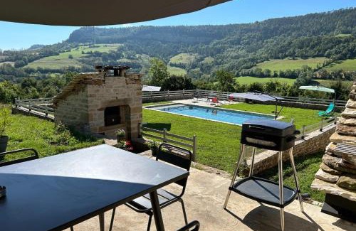 Banassac House | Banassac Canilhac Gite pour 4 personnes avec piscine partagée et vue panoramique en Lozère