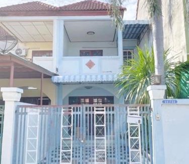 Saen Suk Villa | Bang Saen House: Friends/Family.