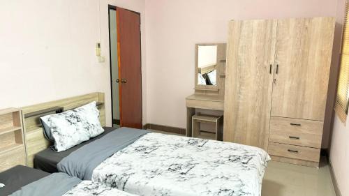Saen Suk Villa | Bang Saen House: Friends/Family.