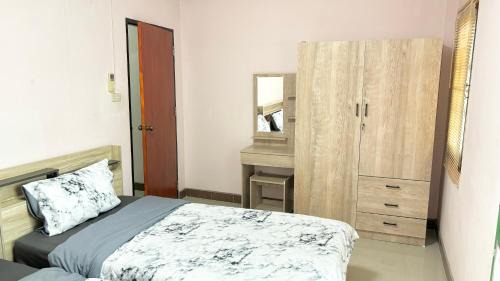 Saen Suk Villa | Bang Saen House: Friends/Family.