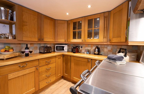 Alstonfield House | Bankside Cottage - Peak District Walking Break - Cosy cottage/Pet-Friendly!