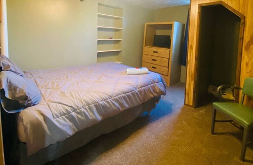 Dillon Cabin | Bannack Room, Queen Bed, Grant MT, Horse Prairie Stage Stop Lewis & Clark Trail