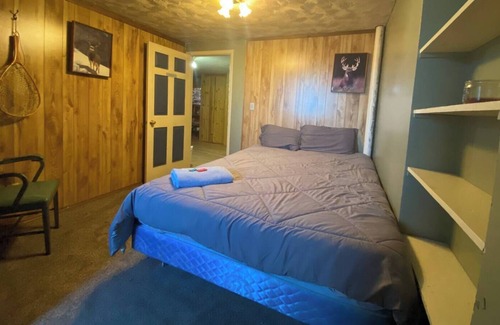 Dillon Cabin | Bannack Room, Queen Bed, Grant MT, Horse Prairie Stage Stop Lewis & Clark Trail
