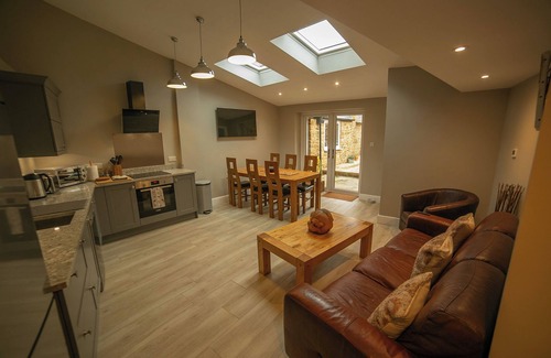 Adderbury Cottage | Banwell-luxury 4 bedroom cottage in Oxfordshire: families, groups, pets, wi-fi