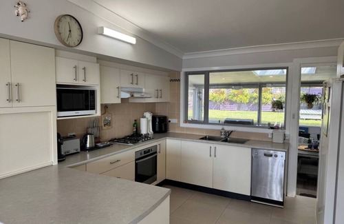 Hyams Beach House | Banyandah - Hyams Beach: Spa, Wifi, Linen, Pet Friendly