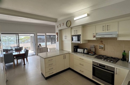 Hyams Beach House | Banyandah - Hyams Beach: Spa, Wifi, Linen, Pet Friendly