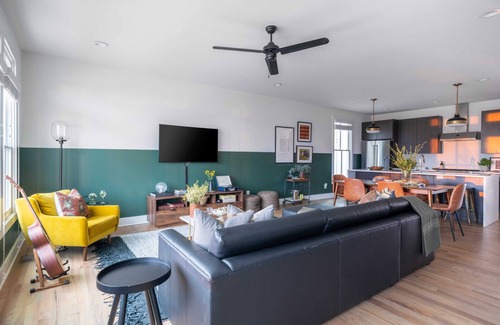 Buena Vista Cottage | Barbara & Linda by Avantstay Stylish 2 Home Buyout in Heart of Nashville