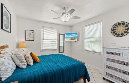Bid-a-wee Beach House | Barefoot Bungalow - Private Beach Access, Dog-Friendly, 1940s Home 1 Block to Beach, FREE Daily Activities!