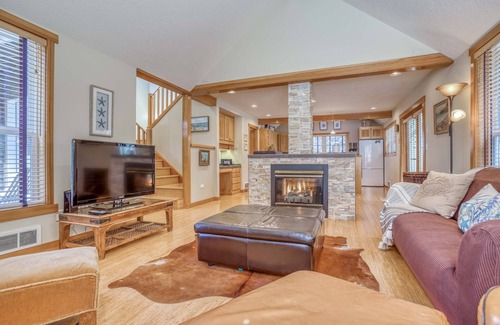 Shorepine Village House | Barefoot Bungalow-Beautiful Home*Fireplace*Deck*BBQ*Open Floor Plan*Close Beach