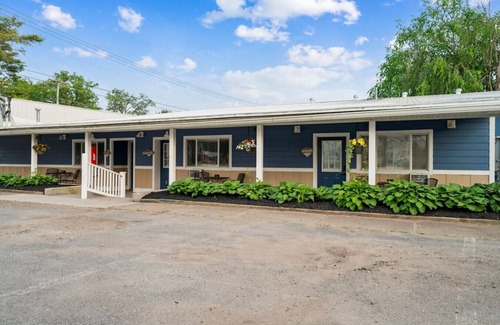 Sylvan Beach Apartment | `Barefoot Haven`-New Jacuzzi Suite in Sylvan!