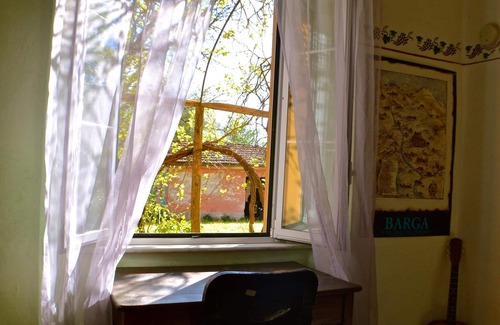 Mologno Apartment | Bargabellavista: sleeps 8 in 3 bedrooms, 2 bathrooms, large garden and parking