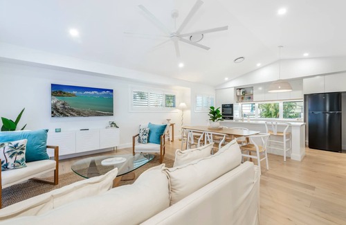 Bargara House | Bargara Coastal Luxe: Aircon, Out S Pet, Sleeps 8