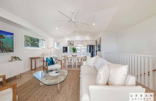 Bargara House | Bargara Coastal Luxe: Aircon, Out S Pet, Sleeps 8