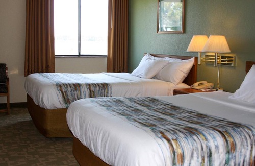 Superior Hotel | Barker's Island Inn Resort