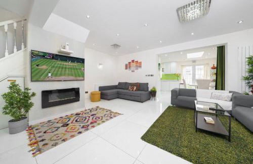 Longbridge House | Barking Haven Retreat - Airport - Parking - Train Station