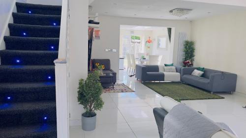 Longbridge House | Barking Haven Retreat - Airport - Parking - Train Station