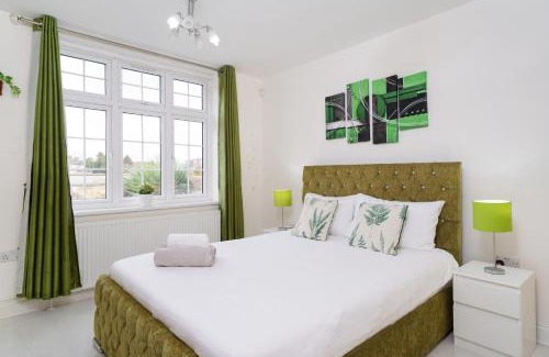 Longbridge House | Barking Haven Retreat - Airport - Parking - Train Station