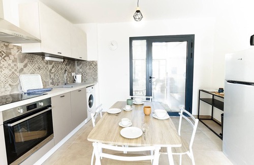 Assier House | Barn La Roca Masia - Les Pivoines, swimming pool, garden, 1 bedroom 2/4 persons