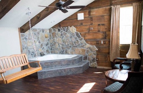 Cottage Grove Other | Barn Luxury Stay w/Jacuzzi Loft