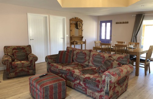 Bury St Edmunds Cabin | Barn Owl Lodge with hot tub - Adult Guests only