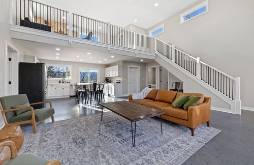 Berkeley Springs House | Barn with Hot Tub, Views, King Bed & Wi-Fi, Dog friendly
