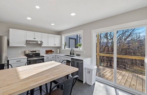 Berkeley Springs House | Barn with Hot Tub, Views, King Bed & Wi-Fi, Dog friendly