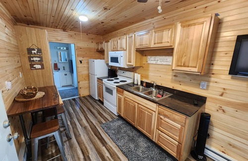 Luther House | BARNDOMINIUM "Knotty Pines Cabin", Minutes from ORV Trails.
