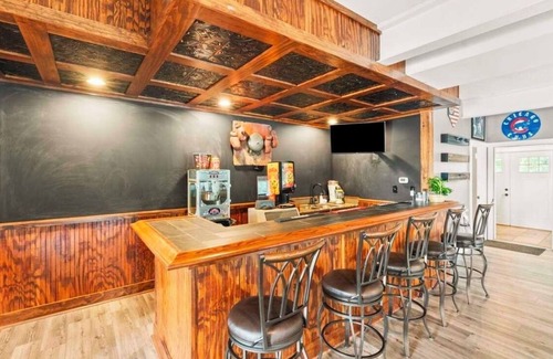 North Terre Haute House | Barndominium! Pool, HotTub, Slide, Mini B-Ball Court/Nerf Arena, Theater, 2 Bars