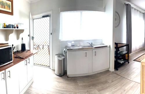 Barney Point Cottage | Barney Point Gem Space, Privacy & Perfect Location Walk to Beach, Cafes and Pub