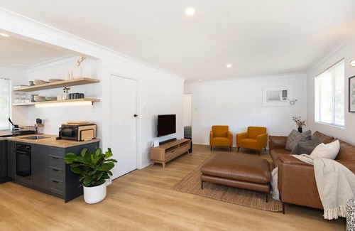 Narrawallee House | Barney's Beach House - A Haven of Comfort and Style