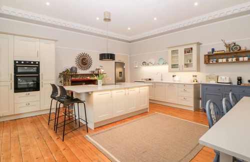 Teignmouth House | BARNSLEY HOUSE, pet friendly, luxury holiday cottage in Teignmouth