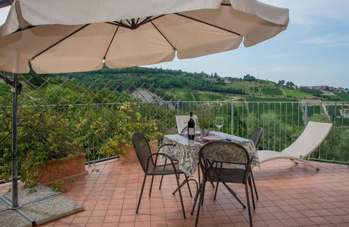Diano d'Alba Apartment | BAROLO apartment, in the sun in the green hills.