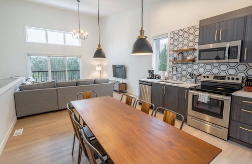 Revelstoke House | Basecamp Resorts Revelstoke I Five Bedroom Suite