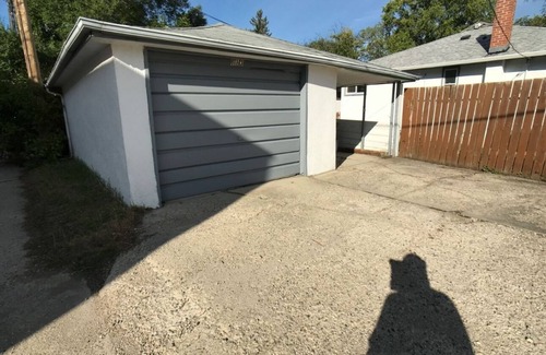 Tuxedo House | Basement 3 bdrm close to airport/everywhere Eat/Shop/Bus/Park/Cinema/Library ...