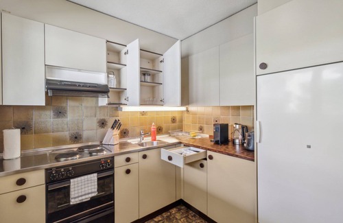 District 8 Apartment | Basic Apartment in Zurich with Full Kitchen