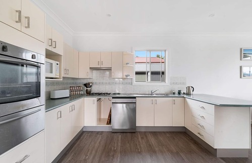 Erowal Bay House | Basin Escape - short walk to the waters edge.