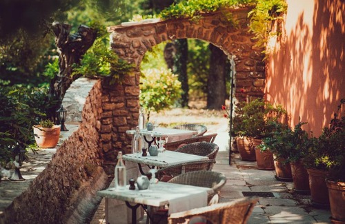 Besse-sur-Issole Hotel | Bastide Avellanne