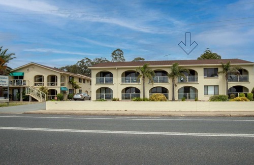 Batehaven Apartment | Batemans Bay Studio Escape with Lush Vista