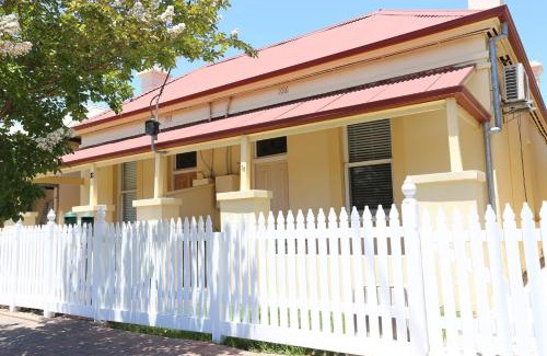 Glenelg South Apartment | Bath Street Cottages