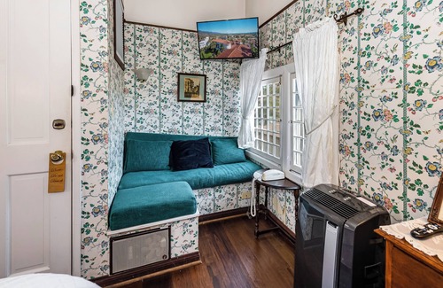 Oak Park Bed & Breakfast | Bath Street Inn B & B