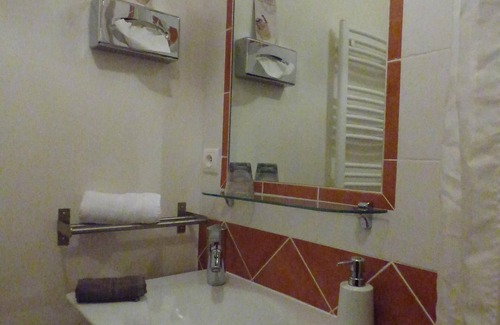 Monlet Bed & Breakfast | Bathroom Danica Room