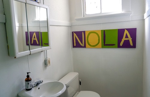 Algiers Point Apartment | Bathroom