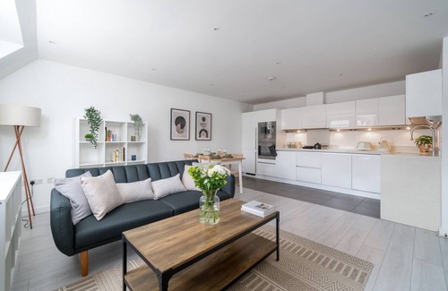 St. Mary's Park Apartment | Battersea Flat · Super Bright & Modern 3-bed home near Chelsea