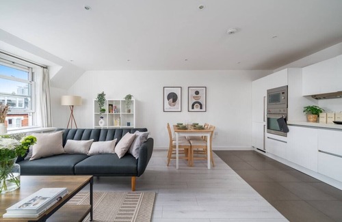 St. Mary's Park Apartment | Battersea Flat · Super Bright & Modern 3-bed home near Chelsea