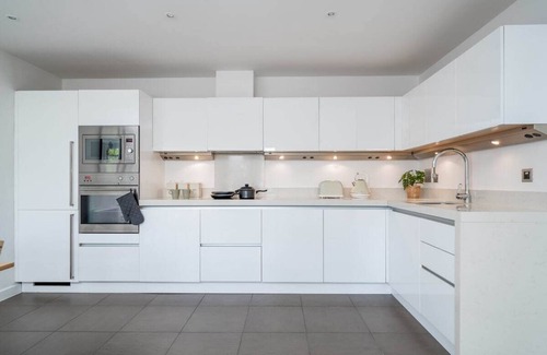 St. Mary's Park Apartment | Battersea Flat · Super Bright & Modern 3-bed home near Chelsea