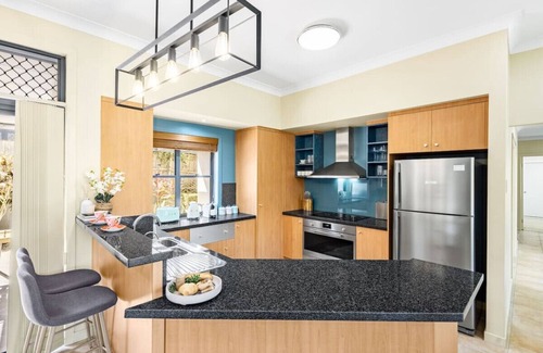 Carindale House | Bauhaus Design 5 Bedrooms Home at Carindale