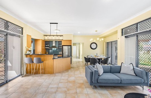 Carindale House | Bauhaus Design 5 Bedrooms Home at Carindale