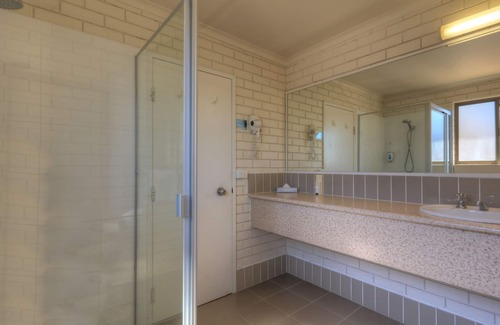 Cleveland Hotel | Bay Air Motel